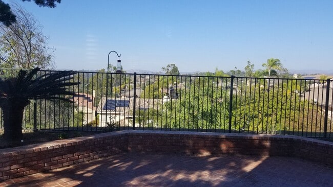 Building Photo - Fantastic and large home with forever view...