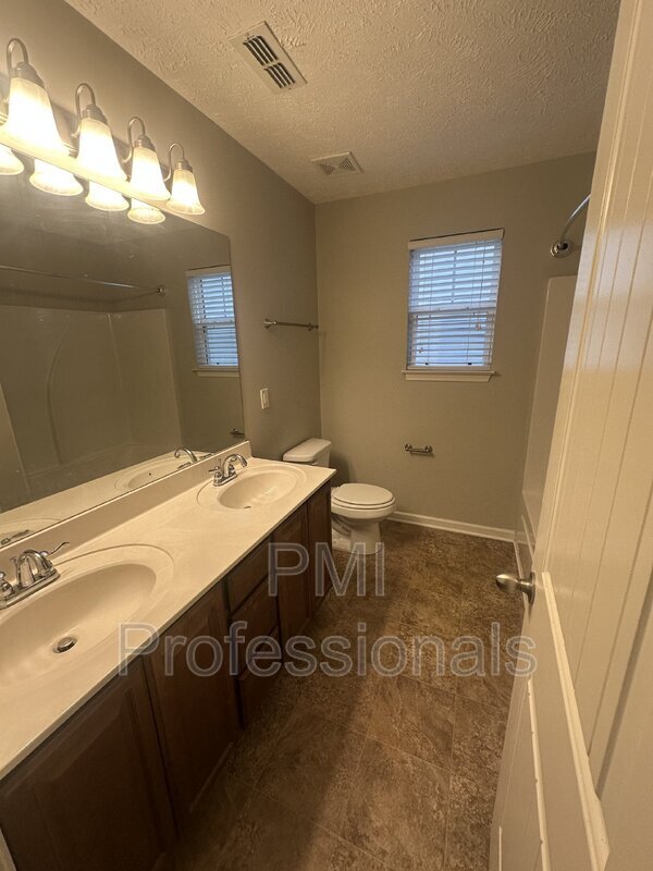 Building Photo - 2413 Salem Glen Xing