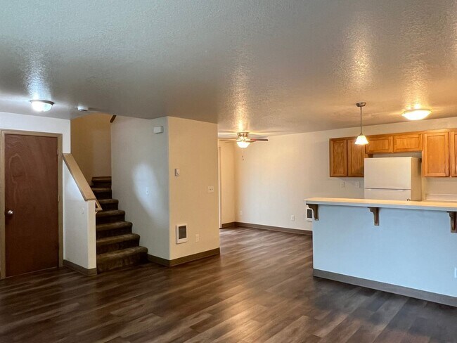 Building Photo - 3Bd/1.5Ba Two Story House - Available to View!
