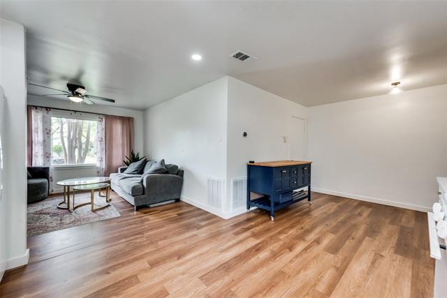 Building Photo - 228 E Oak Dr