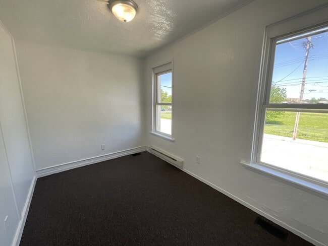 Building Photo - 516 E Boundary Ave