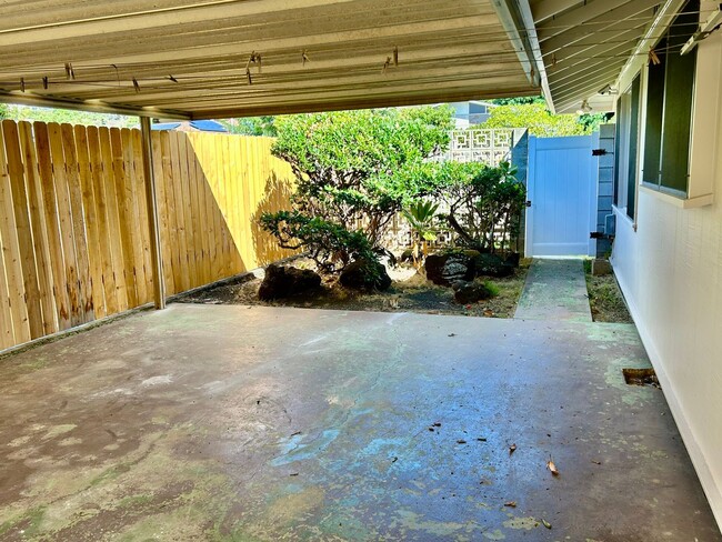 Building Photo - Lower Waialae Iki home w/3 Bdrm., 2 bath, ...