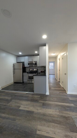 Building Photo - 7038 Valley Ave