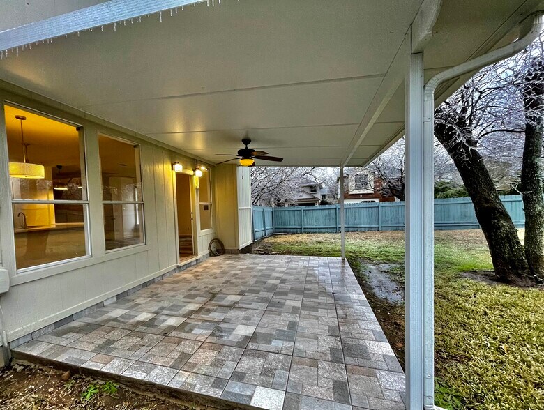 Building Photo - 13400 Rossello Dr
