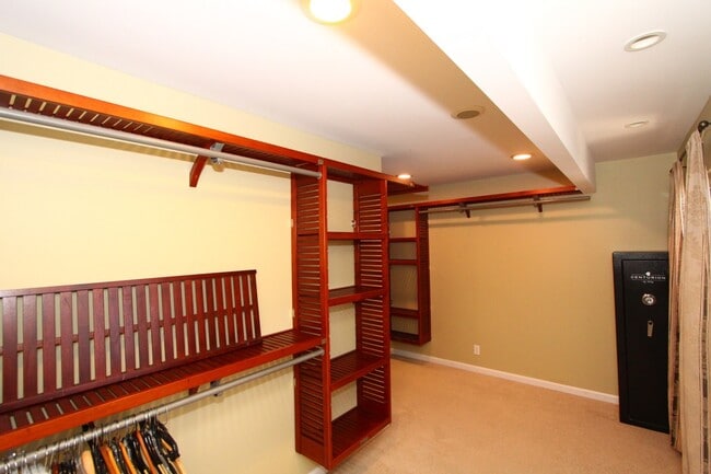 Building Photo - Large 4 bedroom, 3 bath, 4+ parking, gated single family house in Kalihi