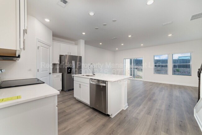 Building Photo - 4039 Smt Wds Dr