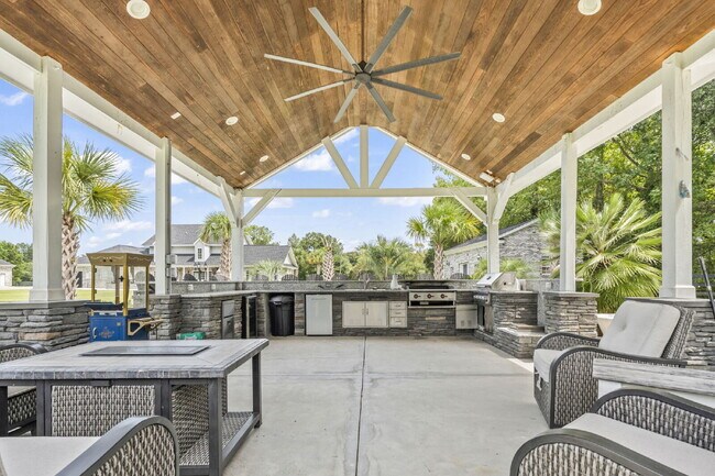 Building Photo - Peaceful and Luxury Living on 3+ Acres