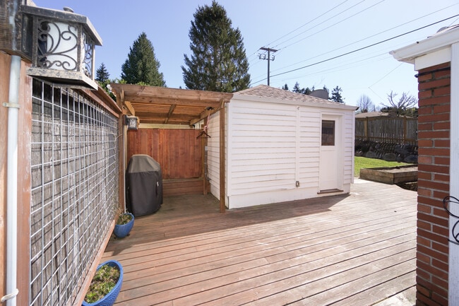 Building Photo - 3002 32nd Ave W