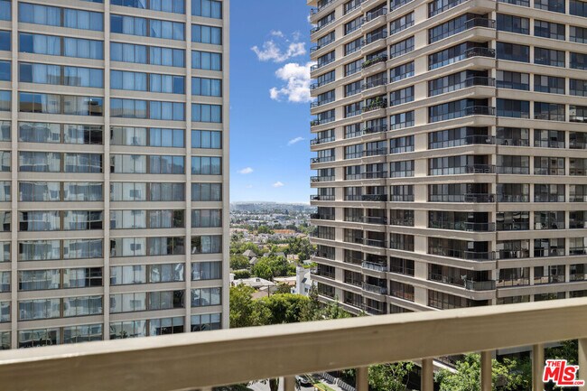 Building Photo - 10747 Wilshire Blvd