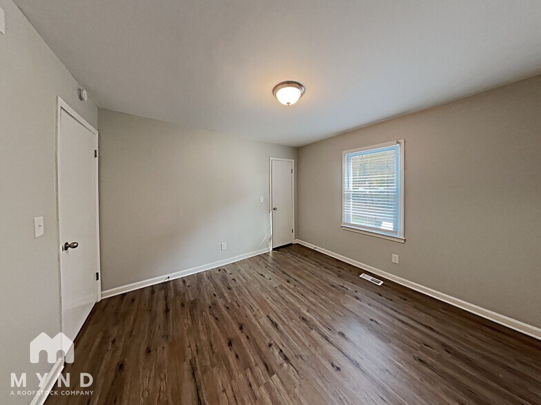 Building Photo - 3709 Summit Dr NW