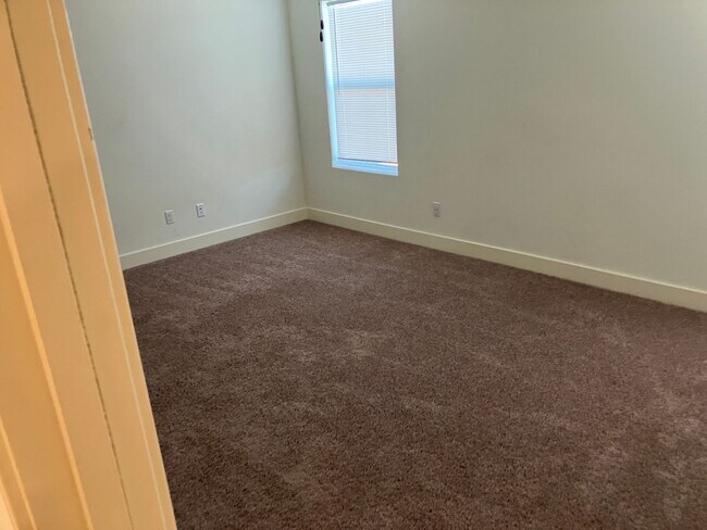 Building Photo - 5 bedroom 3 1/2 bath house in gated commun...