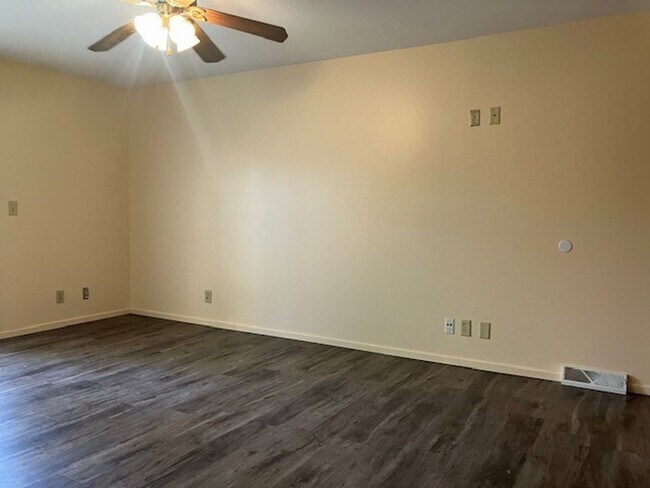 Building Photo - Kenosha Properties