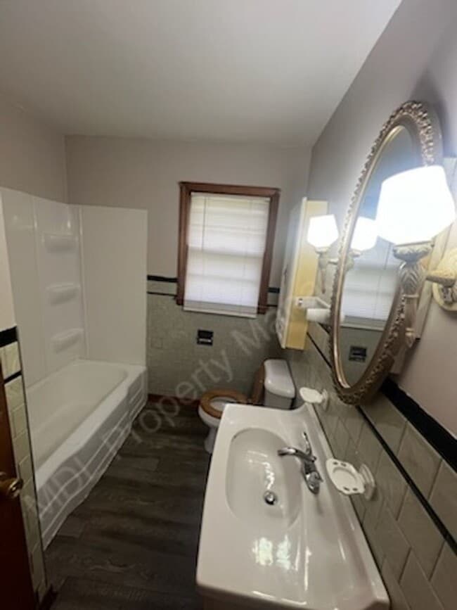 Building Photo - Come make this house your home!