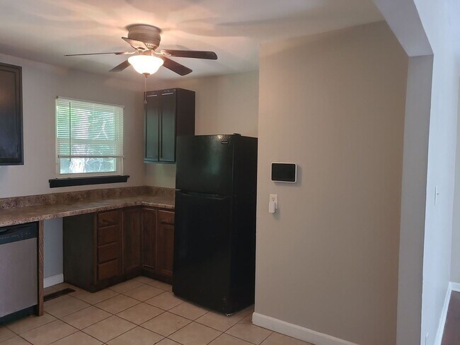 Building Photo - 4 Bedroom 2 Bath Move In Ready!