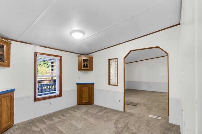 Building Photo - 220 Tree Ln