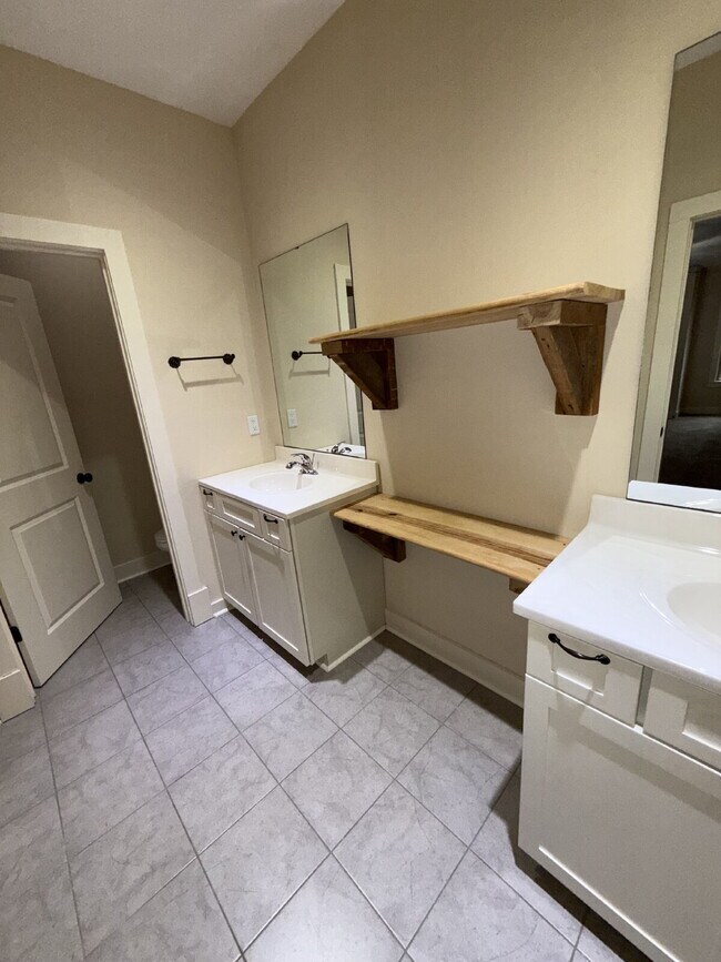 Building Photo - 712 Park Dr