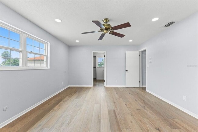 Building Photo - 4000 14th Way NE