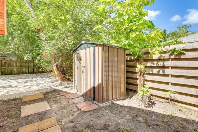 Building Photo - Charming 3/2 Available Now! Furnished or Unfurnished!