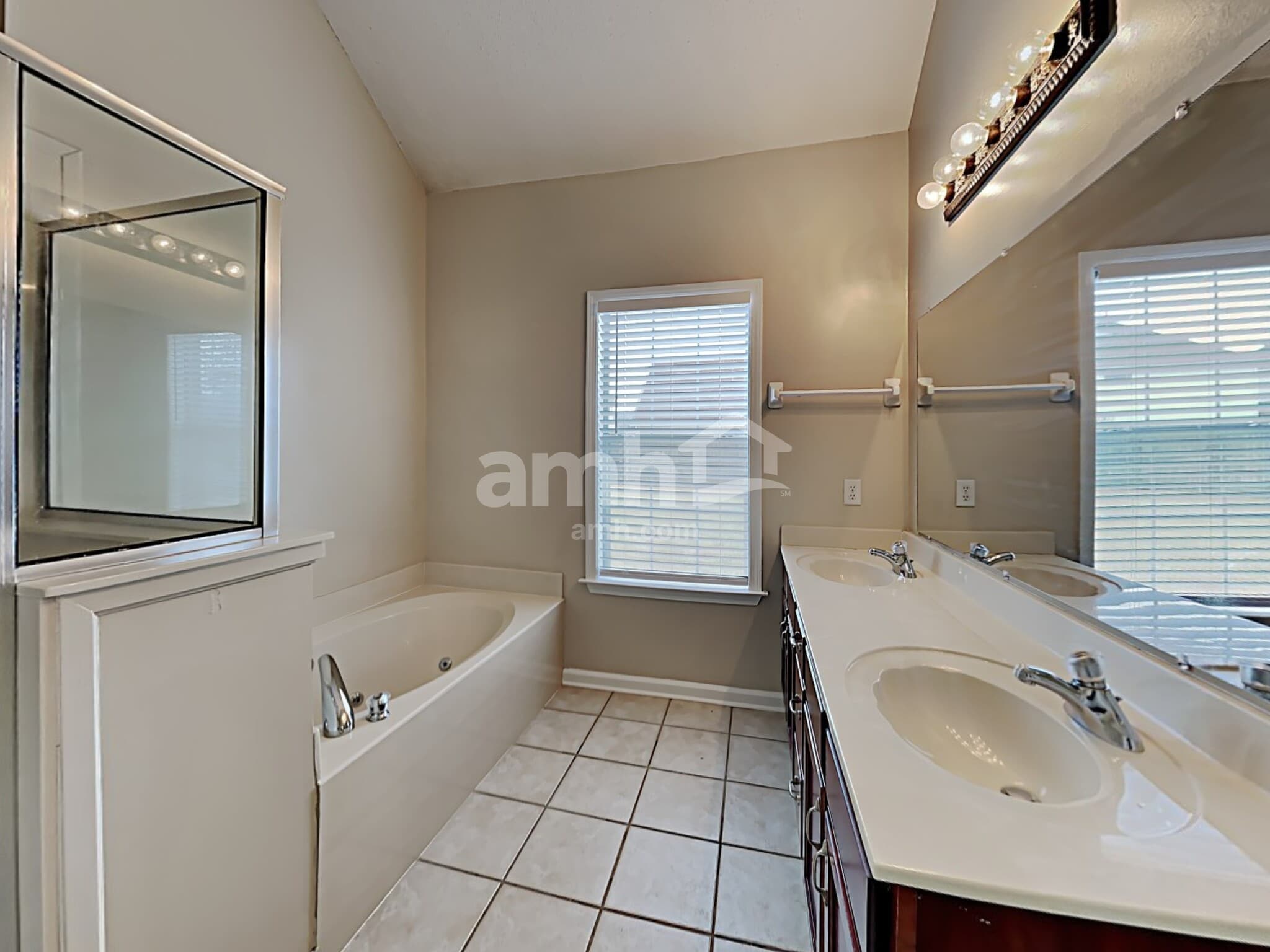 Building Photo - 9321 N Fairmont Cir