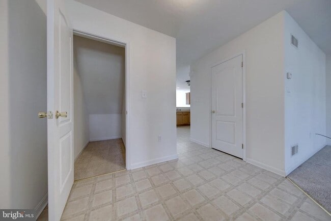 Building Photo - 689 E Walnut St