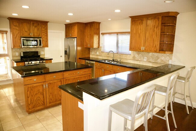 Building Photo - 26665 Whitehorn Dr