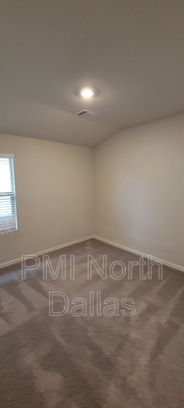 Building Photo - 2633 Oneida Ln