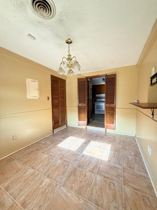 Building Photo - 4 Bed / 2 Bath Spacious Home – Perfect for Families or Roommates