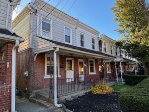 Building Photo - 706 W Railroad Ave