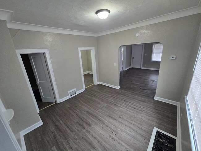 Building Photo - 2 Bedroom House