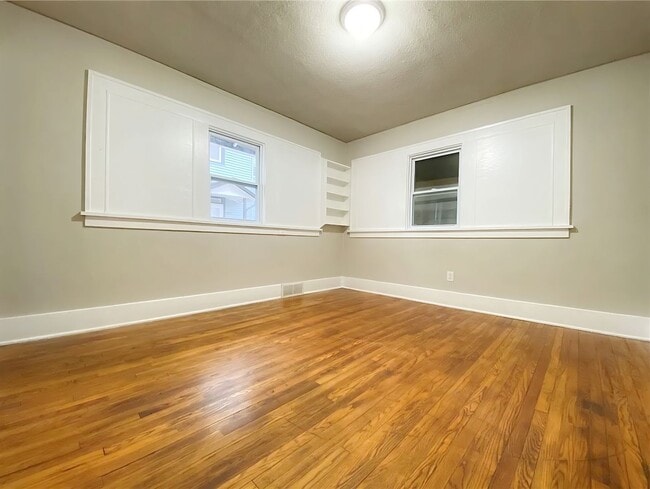 Building Photo - Charming 2-Bedroom Home with Hardwood Floors & Great Location Near Des Moines