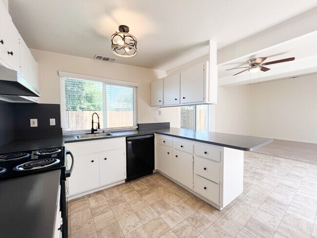Building Photo - Spacious 3 Bed 2 Bath Home