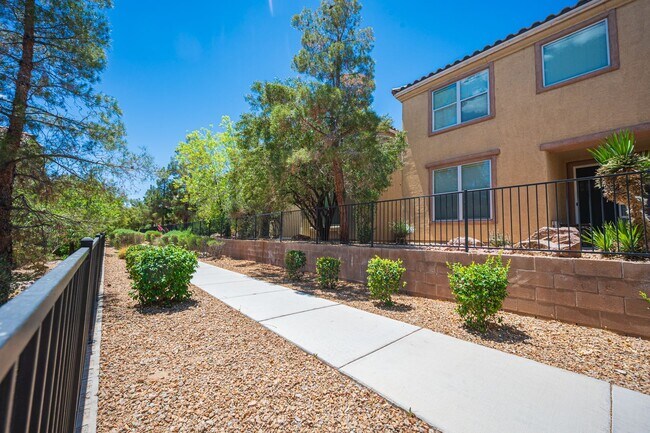 Building Photo - Beautiful 4 Bedroom 2.5 bath Home in the Southwest!