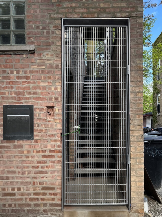 Building Photo - 2159 W Evergreen Ave