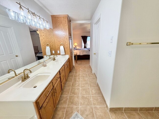 Building Photo - Short term rental available! 10-Month lease!!