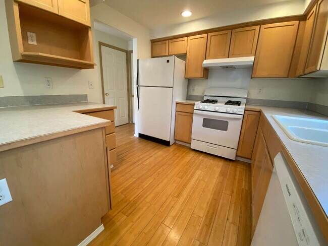 Building Photo - Quiet 3-Bed, 2.5-Bath Home with Large Backyard and Pet Friendly
