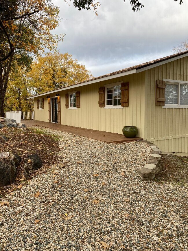 Building Photo - Pine Grove Home