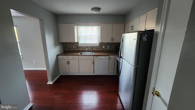Building Photo - 500 Stratford Ct