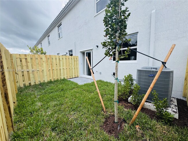 Building Photo - 223 NW 11th Ct