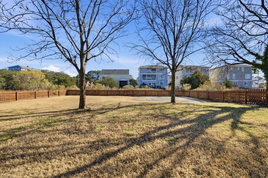 Building Photo - 9522 6th Bay St