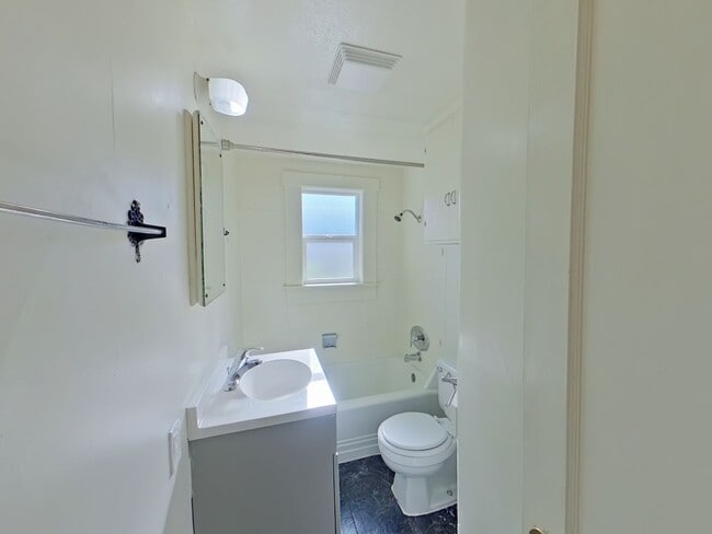 Building Photo - Glacier Tri-Plex