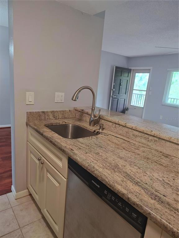 Building Photo - 2525 W Bay Dr