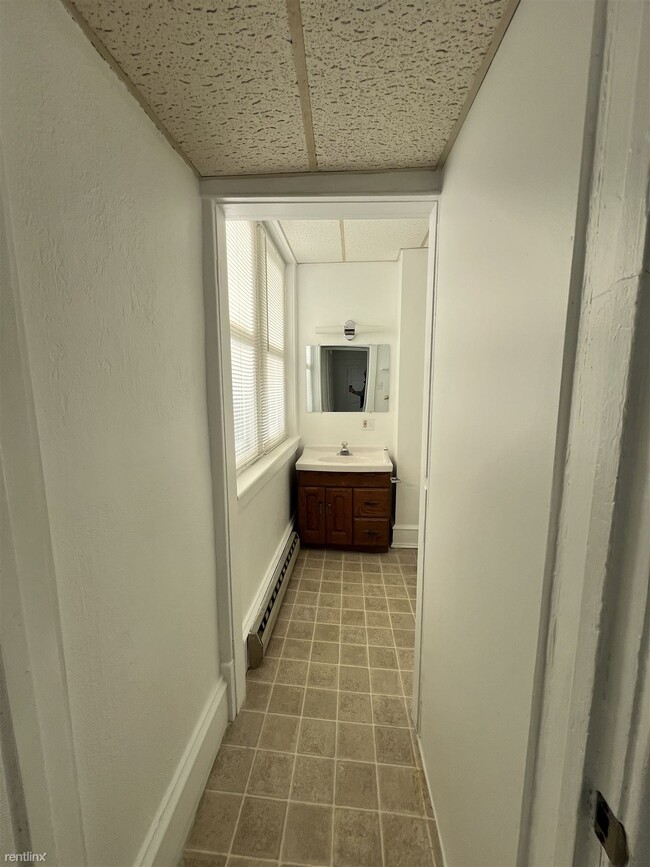 Building Photo - 1 br, 1 bath 4plex - 14 South Roland Stree...