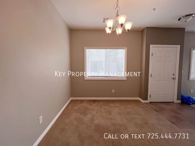 Building Photo - 3 BEDROOM TOWNHOME IN SOUTH LAS VEGAS!