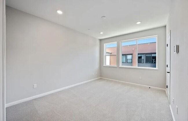 Building Photo - 125 Waters Park Cir