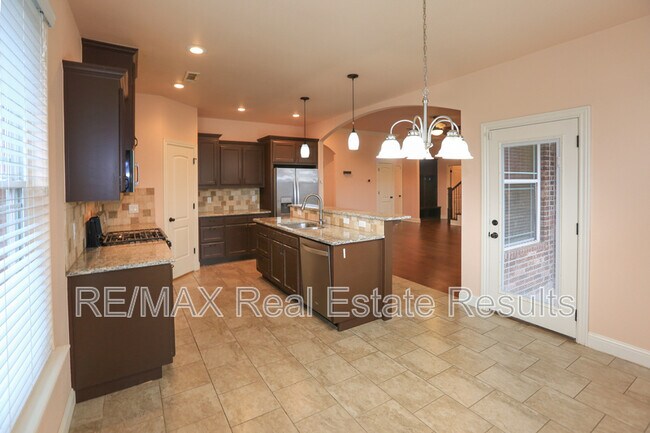 Building Photo - 2202 SW Tupelo Ave