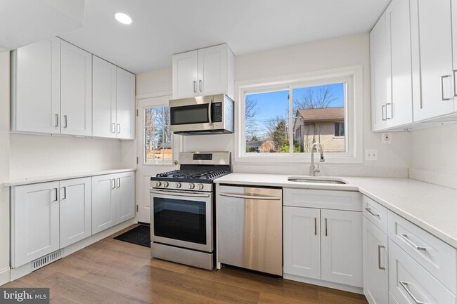 Building Photo - 7407 Kelvin Pl