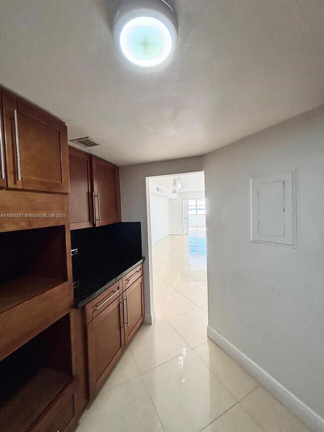 Building Photo - 801 Brickell Bay Dr