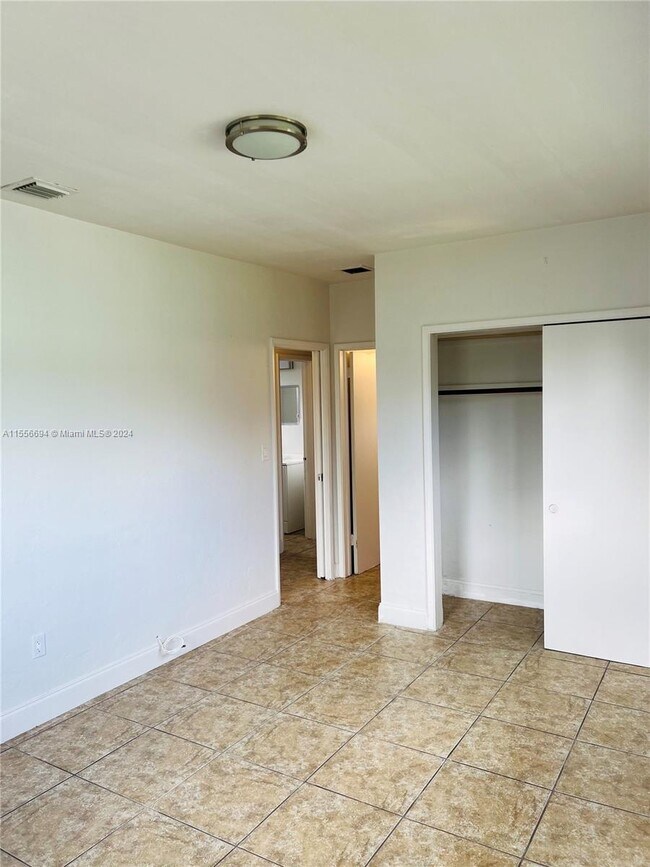 Building Photo - 1540 NE 180th St
