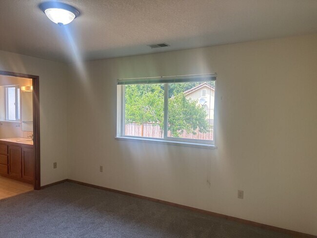 Building Photo - 2149 Woodcrest Ct