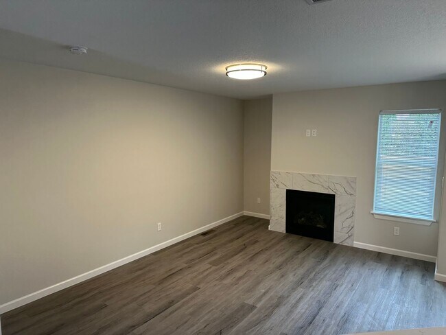 Building Photo - New 3 Bed / 3 Bath Duplex! $500 Amazon Gift Card! First 1.5 Month's Rent Is Free!